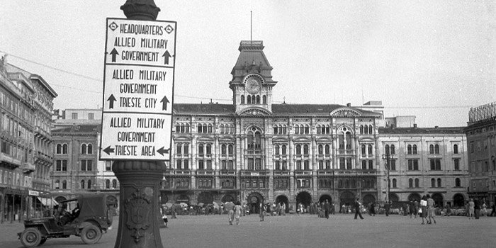[P]Through interviews and archival images, the film talks about life in Trieste during the years of the Allied Military Administration (1945-1954). The faces and stories of the children who played baseball in the suburban markets at the time and the girls who found jobs with their moderate knowledge of English. In the background, American flags fly and Studebaker cars drive through the city. These are the voices from the time of black and white Trieste, which was suddenly flooded by the colors of America and swing after the war.[/P]