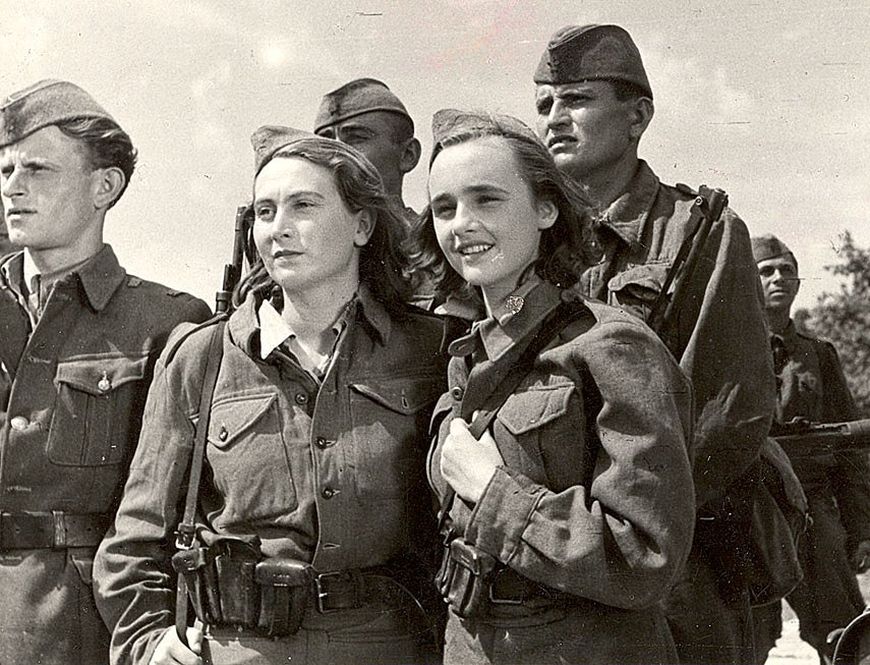 , na kateri je skupina partizanov in partizank in gledajo v daljavo.